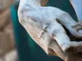 Détail d'une main sculptée, évoquant la puissance et la grâce d'une statue de Michel Ange.
