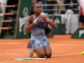 Coco Gauff, a joven tenista, celebra en tierra batida, con el corazón en las manos.
