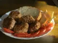 Talerz z kotletami mielonymi, kromkami chleba, pomidorami i serem. Idealny posiłek, jeśli zastanawiasz się, jaki kotlet mielony kcal.