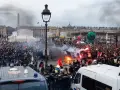 Multitud de personas de Francia protestan en París, con humo y fuego en la plaza de la Concordia.