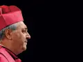 Portret mężczyzny w czerwonej birecie i szacie, przypominającej strój nuncjusza apostolskiego.