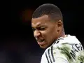 Mbappe z numerem na plecach, skupiony i zacięty podczas meczu.