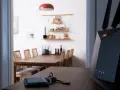 En modern router med wifi 4 ger snabb uppkoppling i hemmet. Nycklar och en blå korthållare ligger på bordet.