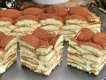Sernik gotowany, absolutny hicior! Warstwy biszkoptów i kremu, posypany kakao. Wygląda pysznie!