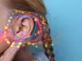 Une oreille capte des ondes sonores colorées, suggérant un seuil de douleur db.