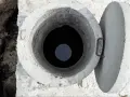 Otwarty betonowy krąg szamba, widok z góry. Rozważasz, jak uszczelnić szambo betonowe od środka?