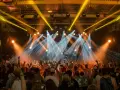 Tłumy na festiwalu muzycznym szaleją pod światłami sceny.