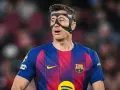 Robert Lewandowski w masce ochronnej, w barwach Barcelony, gotowy do gry dla kadry.