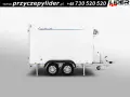 Biała izoterma naczepa z agregatem chłodniczym i logo "Cargo-Therm 300". Idealna do transportu towarów wymagających stałej temperatury.