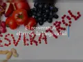 Uvas, tomates, arándanos y granadas forman la palabra "Resveratrol", destacando alimentos con resveratrol, el elixir de la longevidad.