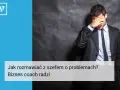 Zestresowany mężczyzna w garniturze, który zastanawia się, jak rozmawiać z szefem o problemach. Biznes coach podpowiada.