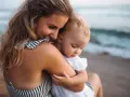 Mama tuli niemowlaka nad polskim morzem. Idealne miejsce, gdzie na wakacje z niemowlakiem w Polsce.