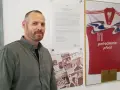 Michał Dębski na tle koszulki "Petrochemia Płock" z numerem 11, upamiętniającej mistrzostwo Polski w sezonie 1994/1995.