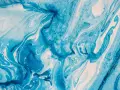 Abstraction aquatique aux nuances de bleu et blanc, évoquant le mouvement de l'eau. La peinture acrylique part à l'eau, créant des tourbillons fluides.