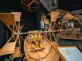 W muzeum Leonarda da Vinci we Florencji podziwiać można drewniane modele jego wynalazków, w tym łodzi z napędem.