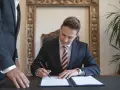 Czy notariusz jest prawnikiem? Poznaj jego rolę i kwalifikacje