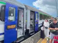 Pasażerowie z bagażami czekają na pociąg relacji Warszawa - Wilno.