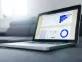 Laptop z wykresem danych. Dowiedz się, jak zrobić wykres w Excelu, analizując dane na ekranie.
