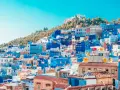 Widok na niebieskie miasto Chefchaouen w Maroku. Turyści czują się tu bezpiecznie, podziwiając architekturę i krajobraz.