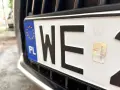 Nowe tablice rejestracyjne z unijnym niebieskim paskiem i godłem Polski. Litery "WE" i hologram.