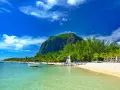 Rajskie plaże Mauritiusa: turkusowa woda, biały piasek, palmy i majestatyczna góra Le Morne Brabant.