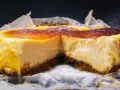 Tarta de queso sin horno, con una corteza dorada y un interior cremoso. Perfecta para cualquier ocasión.