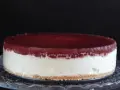 Deliciosa tarta de queso con gelatina de frutos rojos, con una base crujiente de galleta.