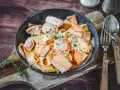 Breite Bandnudeln mit saftigen Lachs-Stücken in cremiger Lachs Sahne Sauce, garniert mit frischen Kräutern. Ein Genuss!