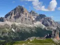 Sentiero panoramico per escursioni a Cortina, tra vette imponenti e boschi verdi.