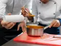 Kucharze przygotowują sos. Zastanawiasz się, ile zarabia pomoc kuchenna na weselu?