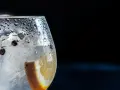 Niebieski gin: z czym pić? Spektakularne drinki i zmiana koloru
