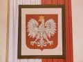 Obraz przedstawia godło Polski – białego orła w koronie na czerwonej tarczy.