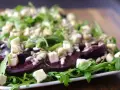 Eleganckie carpaccio z buraka z rukolą, serem feta i pestkami słonecznika.