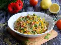 Kolorowa sałatka z makaronem orzo, pomidorami, ogórkiem i papryką. Idealna na letni obiad.