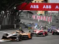 Coches de Fórmula E compiten en Mónaco, parte del calendario de la Fórmula E.