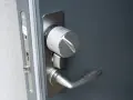 När det är dags att verisure byta batteri på ditt smarta lås, ser du denna moderna silverfärgade enhet på dörren.