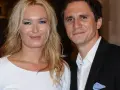 Uśmiechnięta para, być może rodzice Sambora Czarnoty, pozuje do zdjęcia. Kobieta ma blond włosy i białą sukienkę, mężczyzna czarny garnitur.