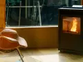 Stufa a pellet moderna con fiamma viva. La sonda ambiente stufa a pellet dove posizionare è fondamentale per un comfort ottimale.