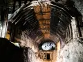 Wnętrze kopalni, drewniane wsporniki tworzą tunel, który prowadzi do jasnego otworu. To część kompleksu Rize.