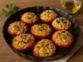Pomodori al forno alla pugliese, ripieni e dorati, guarniti con prezzemolo fresco. Un sapore autentico.