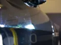 Widoczne rysy na lakierze ciemnego auta, które można usunąć, ucząc się jak wypolerować auto.