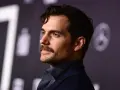 Hombre con barba y bigote, un ejemplo de cómo dejarse bigote con estilo.