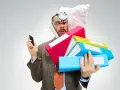 Uomo stressato con pile di cartelle, telefono e cuscino in testa. Lo stress aumenta il cortisolo, che fa ingrassare.