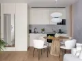 Nowoczesna kuchnia z okrągłym stołem i białymi krzesłami. Inspiracje na projekt kuchni 10 pomysłów.