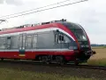 Nowoczesny pociąg PKP, idealny do sprawdzenia pkp busko-zdrój rozkład jazdy. Pędzi przez pola.