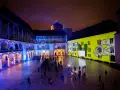 Nocne iluminacje na dziedzińcu zamkowym, przypominające o bogactwie muzeów w Polsce.