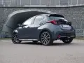Szary Toyota Yaris GR Sport, zgrabny tył, sportowe felgi. Wiele pozytywnych toyota yaris opinie o tym modelu.