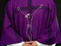 Fioletowa szata liturgiczna z haftowanym krzyżem i postacią Chrystusa. Może być używana podczas nabożeństw, gdzie śpiewane są popularne pieśni maryjne.