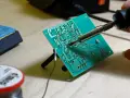 Saldatura di componenti elettronici su una scheda verde con stagno. Si può saldare con lo stagno per creare connessioni elettriche.