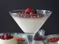 Deliciosa panna cotta receta, cremosa y adornada con frutos rojos y pistachos. Un postre elegante.